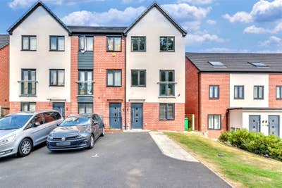 3 Room on Private Road, 2 Shared Bathrooms Main Photo