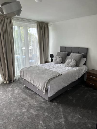 Extra Large Double Nr Hospital/ Town with Tv  Main Photo