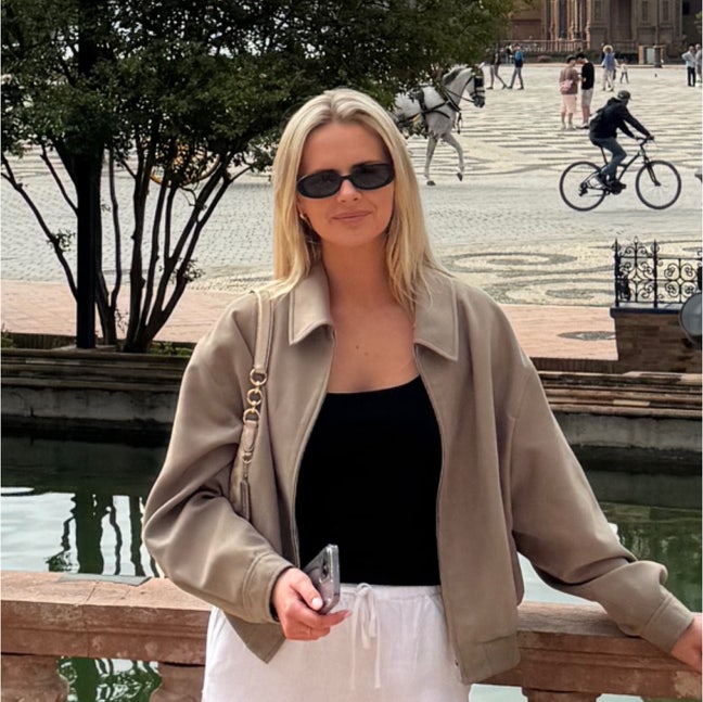 Professional Female seeks a double room Main Photo