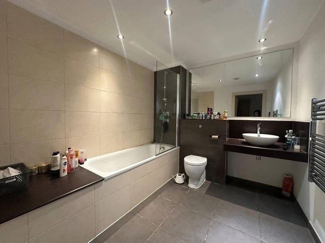 Room for Rent - Prime Location Near Victoria Stati Main Photo