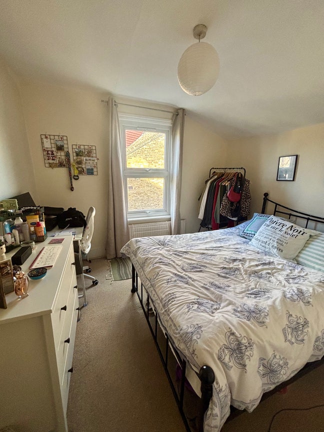 Lovely Double Room in Girls Flat  Main Photo