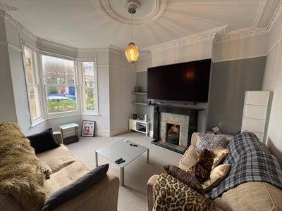 Double Room in Large 2-Bed House with Garden Main Photo