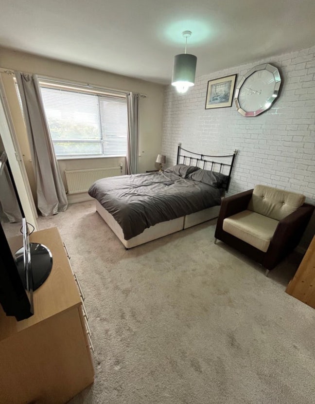 Flat Leeds - No Move in Fees Main Photo