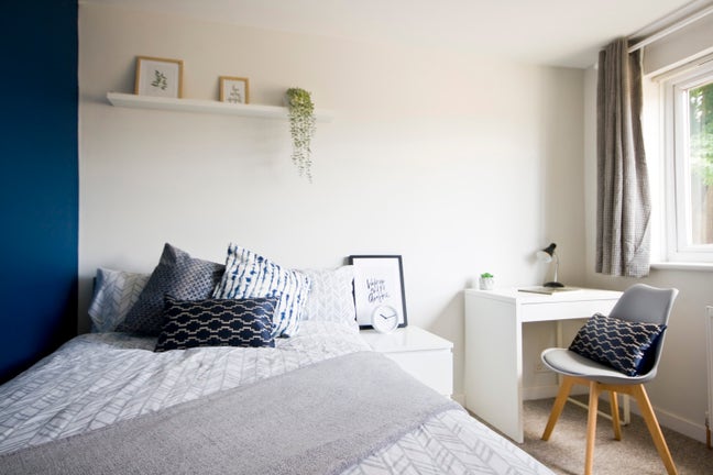 Light, Airy Double with Bathroom Main Photo