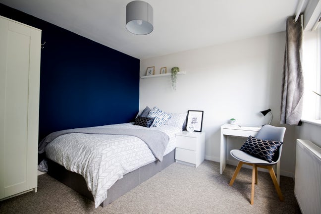 Light, Airy Double with Bathroom Main Photo