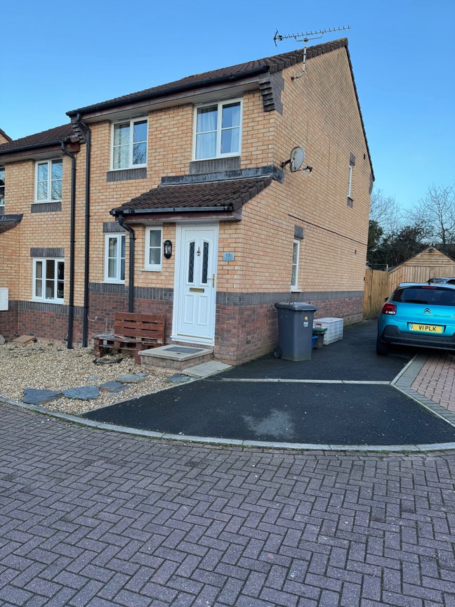 Small single room, would suit part time lodger  Main Photo