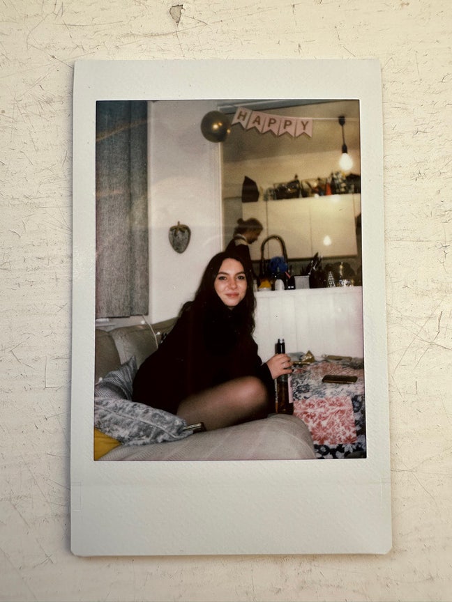 I am a professional female aged 25. I am look... Main Photo