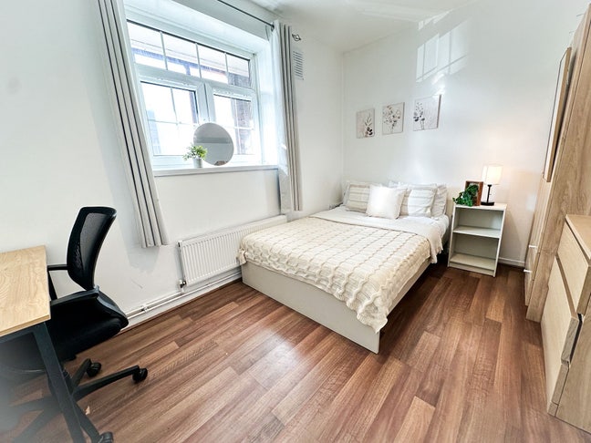 👭 Bright Double in Modern E2 4BedFlat | Haggerson Main Photo