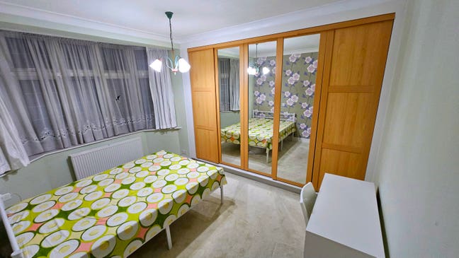 Double room - 2min Walk from Newbury Park Station Main Photo