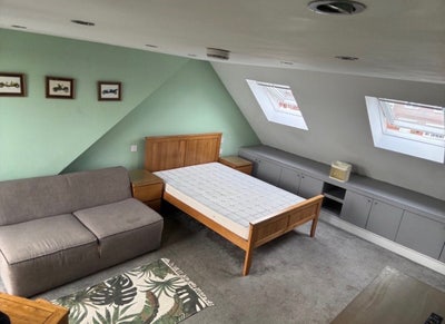 Large Modern Double Room, All Bills Included,  Main Photo