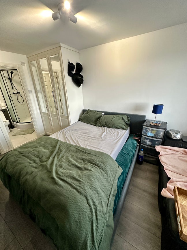 Ensuite Double Room with Balcony Canary Wharf Main Photo