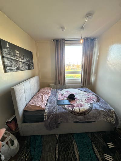 Women FriendlyDouble bedroom located heart of Oval Main Photo