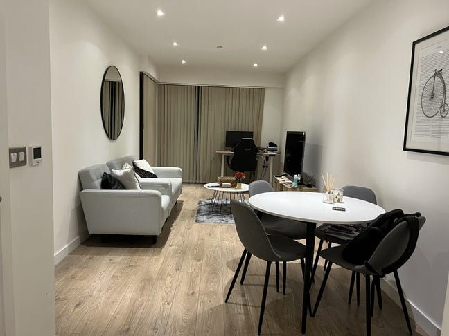 Furnished 1-bed, 1-bath, 60 secs from DLR. Main Photo