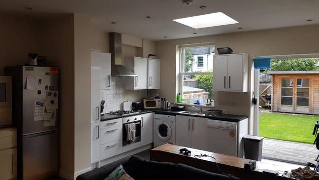 Double room available in house share - SW19 Main Photo