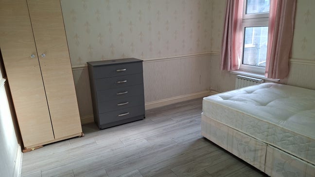 Next to Station 3 Large Double Room Available Wow! Main Photo