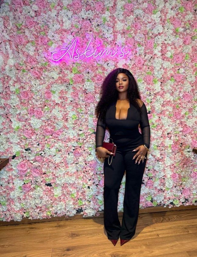 I am a professional female aged 32. I am look... Main Photo