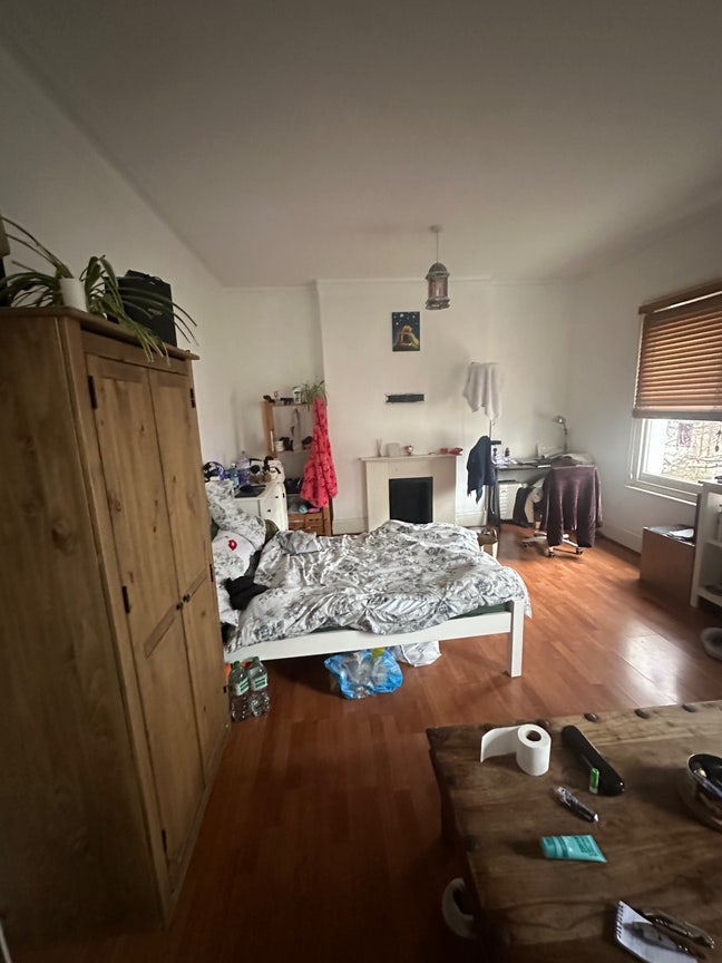 🏡 2 Rooms Available in Spacious 3-Bed Flat Main Photo