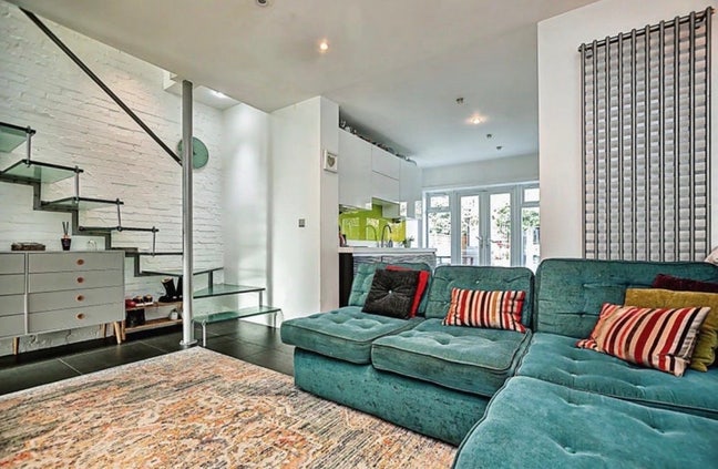 Lovely double room in a cosy house share Main Photo