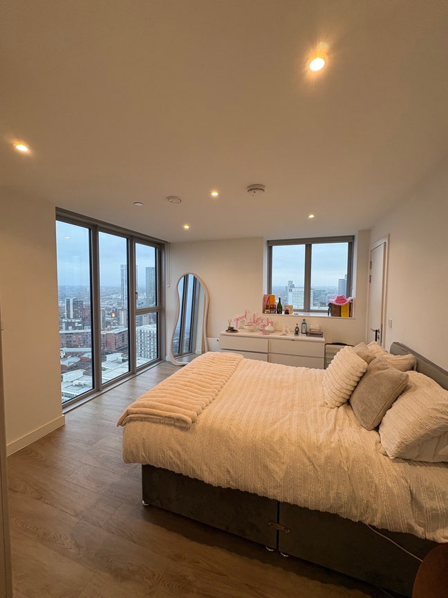 Double Bedroom - Take over tenancy Main Photo