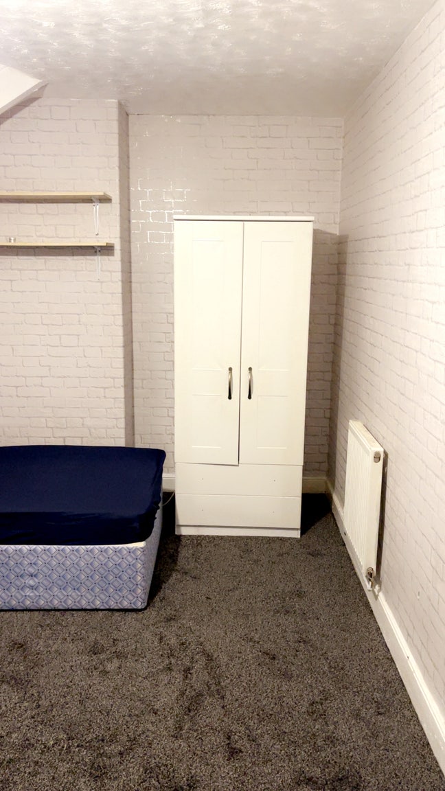 A fully furnished room available to rent Main Photo