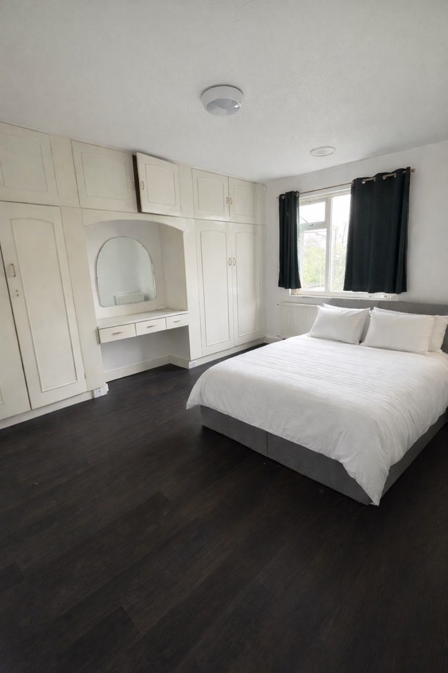 Large double room near Ealing Common Station.  Main Photo