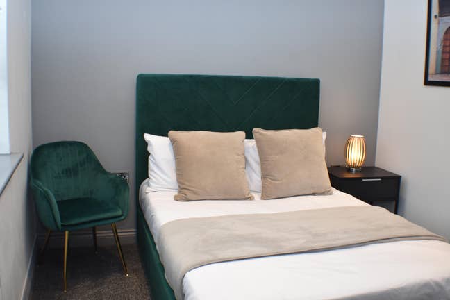 Boleyn Avenue En-Suite Main Photo