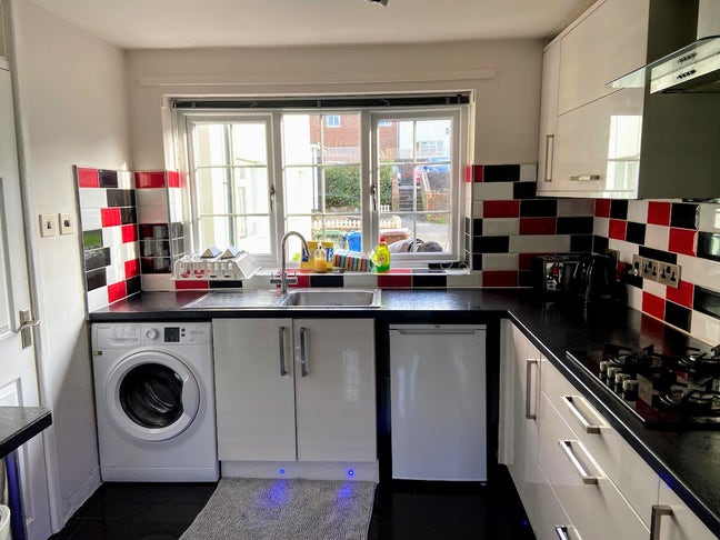 Large double room with shared bathroom Main Photo