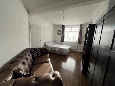 Large room w bathroom Main Photo
