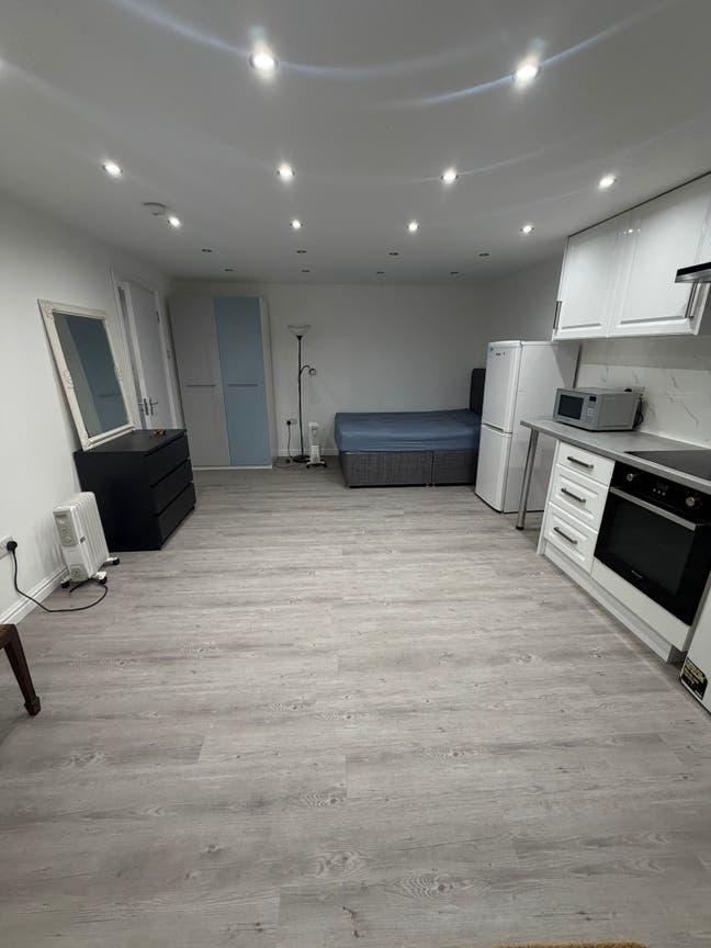 Studio Available – IG3 9DG Main Photo