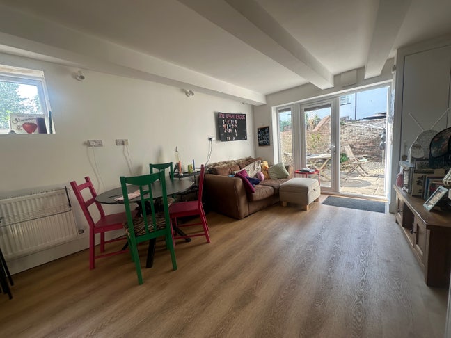 Room in 2 bed flat Main Photo