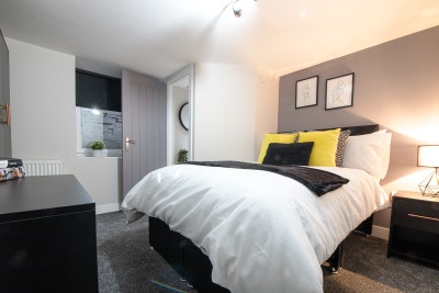 Lovely Double Bedroom + En-Suite in Pudsey Main Photo