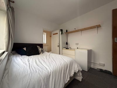 En-Suite Room in St Denys Main Photo