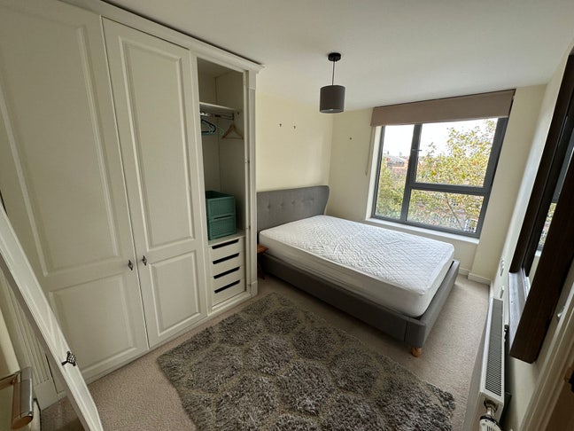 Large En-suite at E1, bill inc., 5mins to station Main Photo