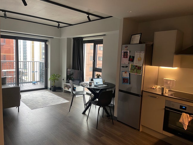 Spacious Double Room in Luxury 2-Bed Flat  Main Photo