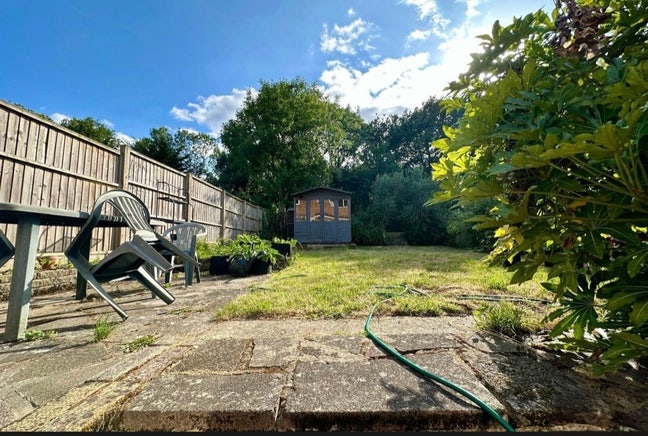 Bright First-Floor Room with Garden View  Main Photo
