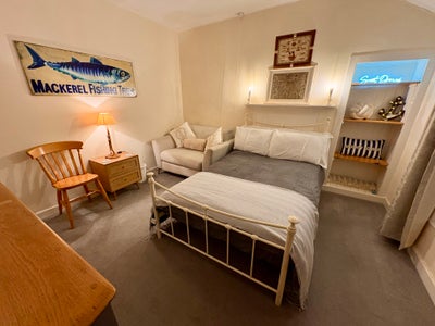 Good-sized double room in a Fisherman’s Cottage Main Photo