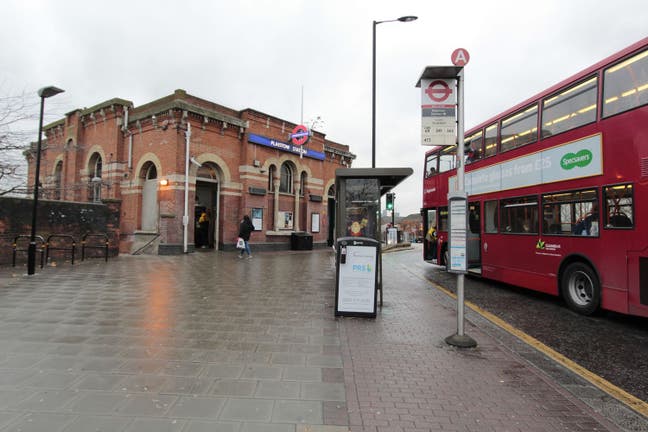 *This Is Home-Lovely Large Room Near West Ham* Main Photo