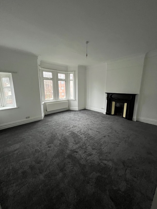 Spacious refurbished double room N19 Main Photo