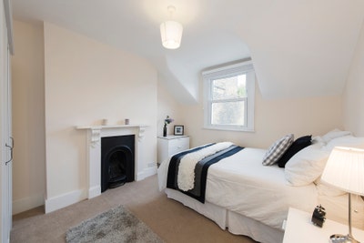 Double room available in Clapham- bills included!  Main Photo