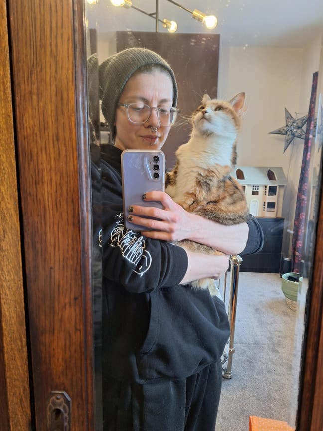 Looking for a double room with my cat for 6+ month Main Photo