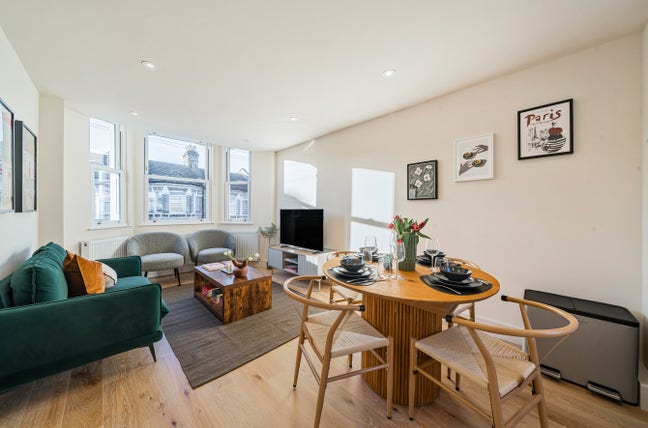 Lovely room in Brixton  Main Photo