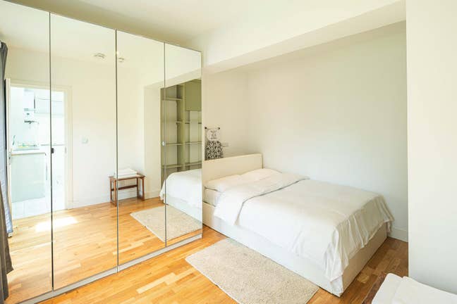 2 Double Rooms 30 Mins from Central London Main Photo