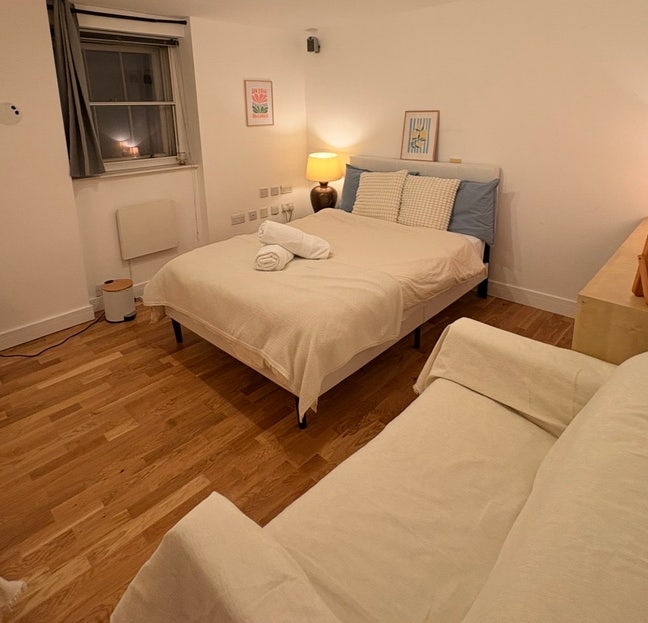 Looking for a flatmate (short term) Main Photo