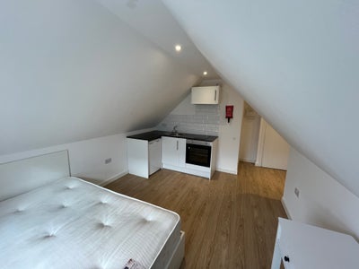 Bright Top Floor Studio with ensuite – Bills inc. Main Photo