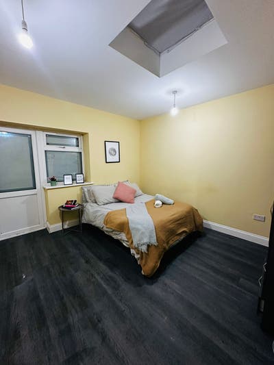 2 Bed UB5 4SF Main Photo