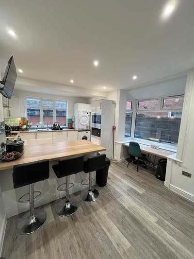 Beautiful rooms in renovated house Main Photo