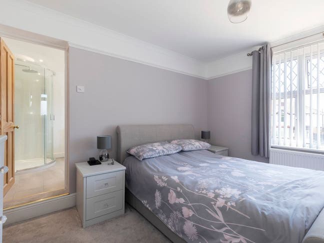 En-suite double room | All bills included Main Photo