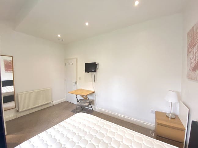 Large Ensuite Room - Near River! Juliet Balcony 🏡 Main Photo