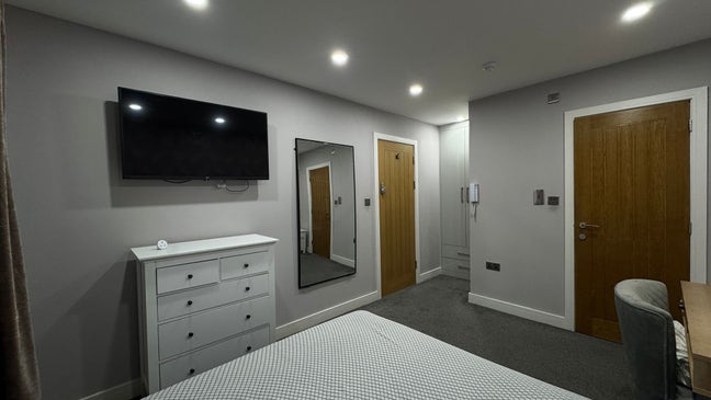 A Beautiful Six Bedroom House Share Main Photo