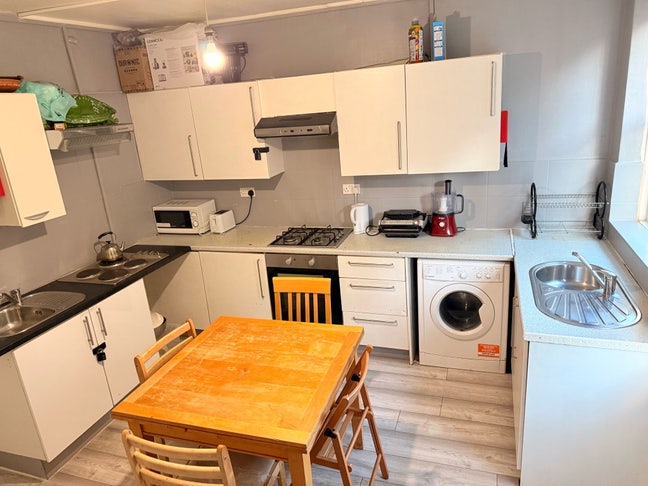 3 Refurbished Double Rooms 1Min to the Station Main Photo